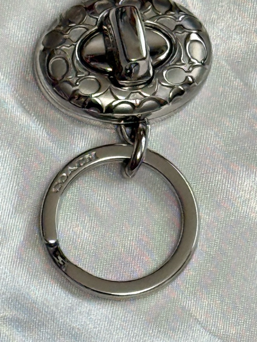 NWT- Silver-tone Oval Toggle Keychain - Picture 4 of 8